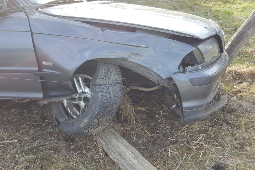 Uciekał przed czołówką. Wjechał w ogrodzenie [ZDJĘCIA]