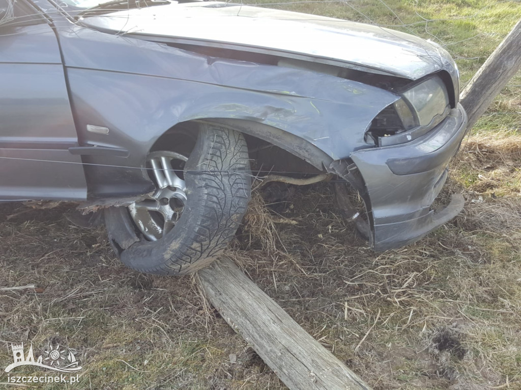 Uciekał przed czołówką. Wjechał w ogrodzenie [ZDJĘCIA]