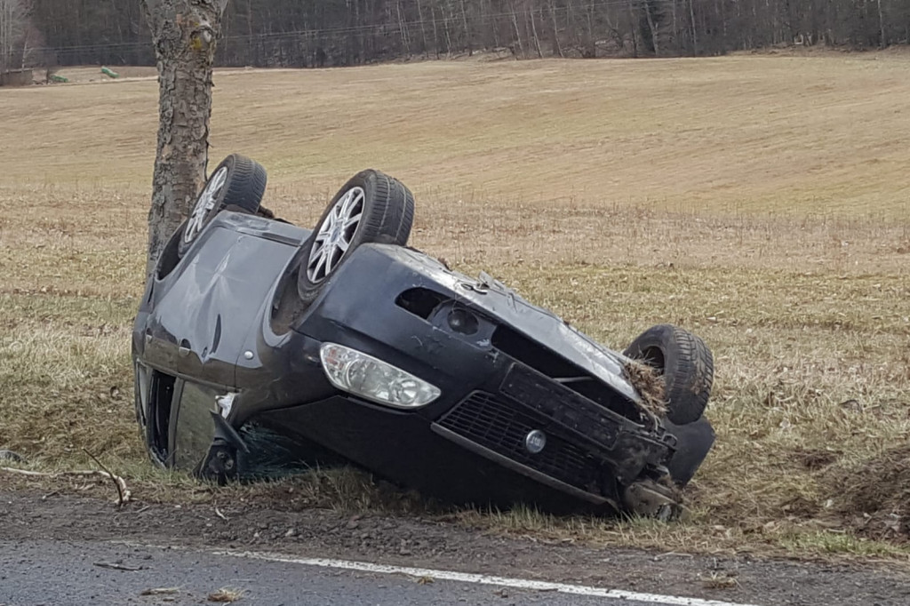 Uciekał przed czołówką. Dachował na poboczu [ZDJĘCIA]