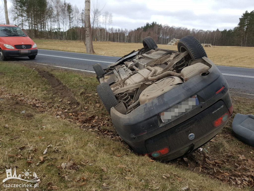 Uciekał przed czołówką. Dachował na poboczu [ZDJĘCIA]