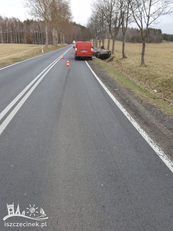 Uciekał przed czołówką. Dachował na poboczu [ZDJĘCIA]