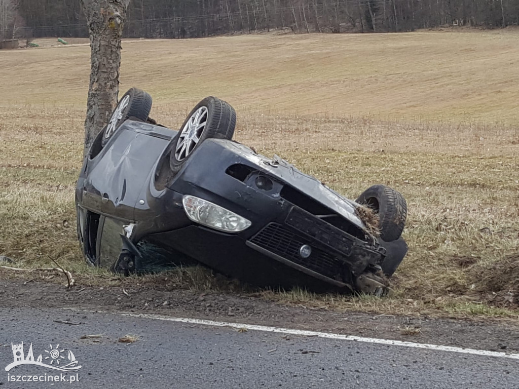 Uciekał przed czołówką. Dachował na poboczu [ZDJĘCIA]