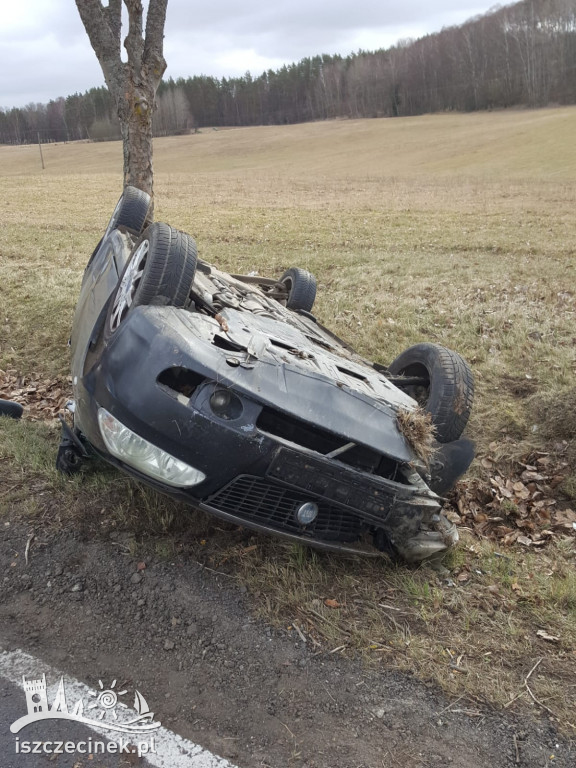 Uciekał przed czołówką. Dachował na poboczu [ZDJĘCIA]