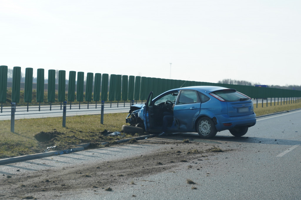 Ford uderzył w bariery ochronne na obwodnicy Szczecinka [ZDJĘCIA]