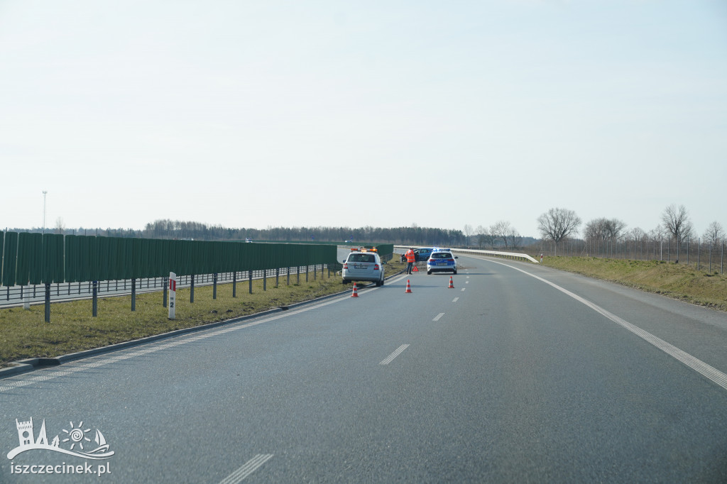 Ford uderzył w bariery ochronne na obwodnicy Szczecinka [ZDJĘCIA]