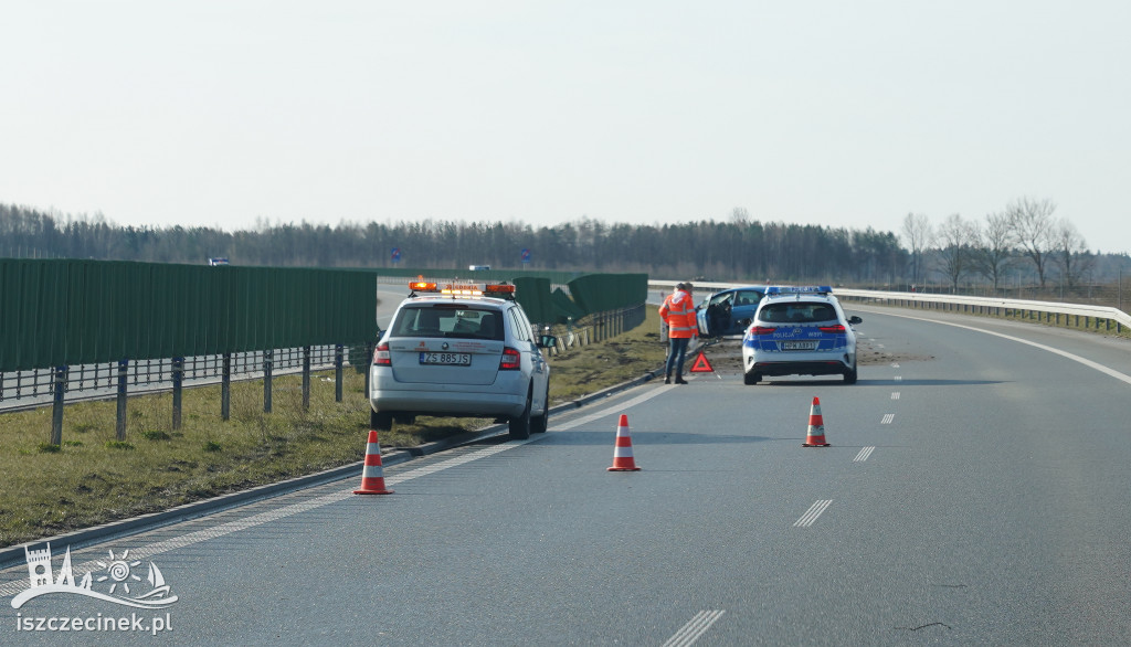 Ford uderzył w bariery ochronne na obwodnicy Szczecinka [ZDJĘCIA]