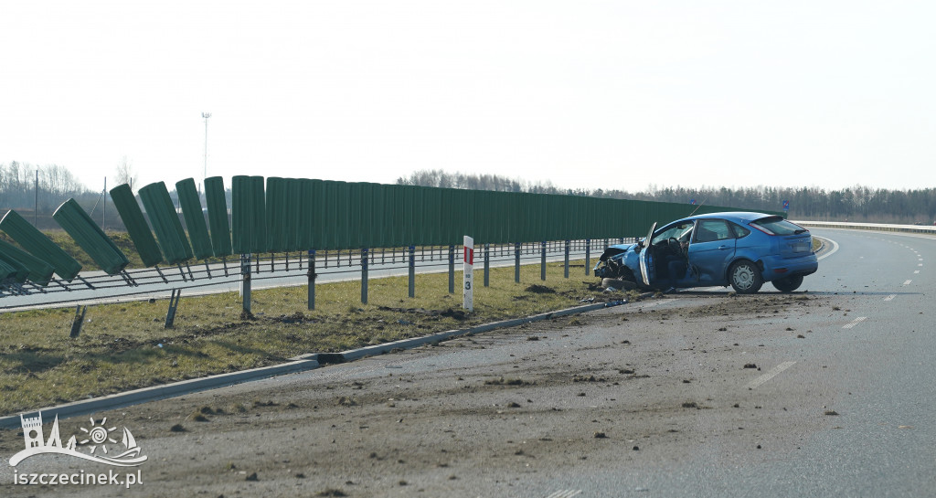 Ford uderzył w bariery ochronne na obwodnicy Szczecinka [ZDJĘCIA]