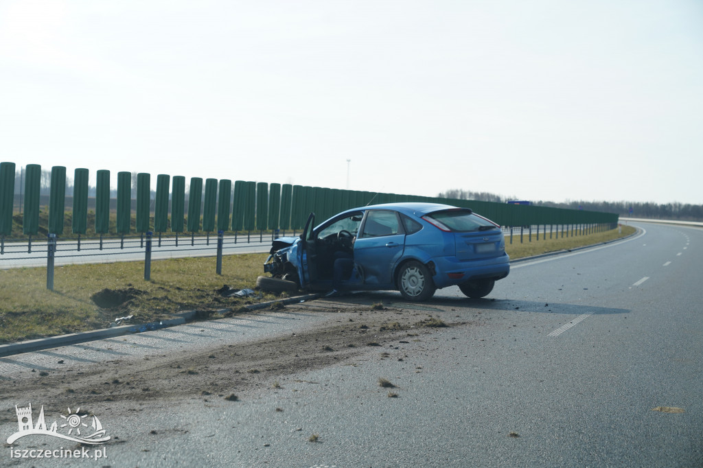 Ford uderzył w bariery ochronne na obwodnicy Szczecinka [ZDJĘCIA]