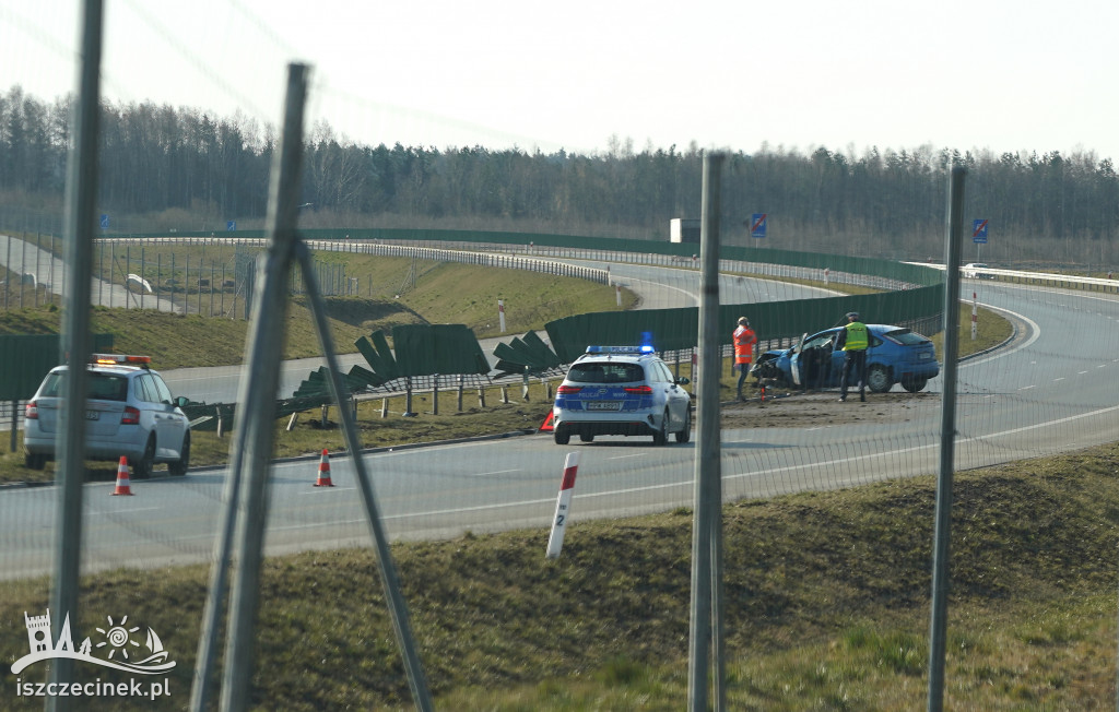 Ford uderzył w bariery ochronne na obwodnicy Szczecinka [ZDJĘCIA]