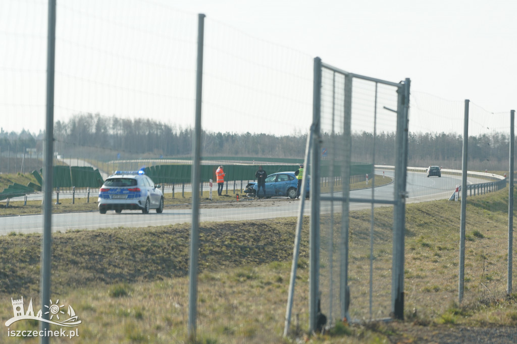 Ford uderzył w bariery ochronne na obwodnicy Szczecinka [ZDJĘCIA]