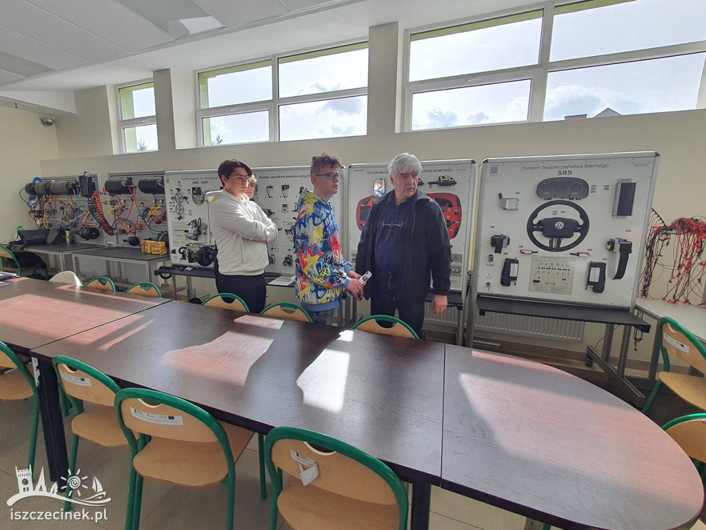 Uczniowie „Mechanika” zaprosili na dni otwarte i pomogli mieszkańcom w drobnych pracach