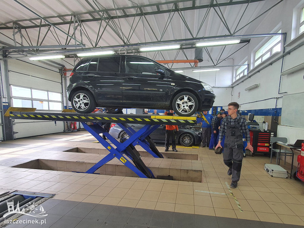 Uczniowie „Mechanika” zaprosili na dni otwarte i pomogli mieszkańcom w drobnych pracach