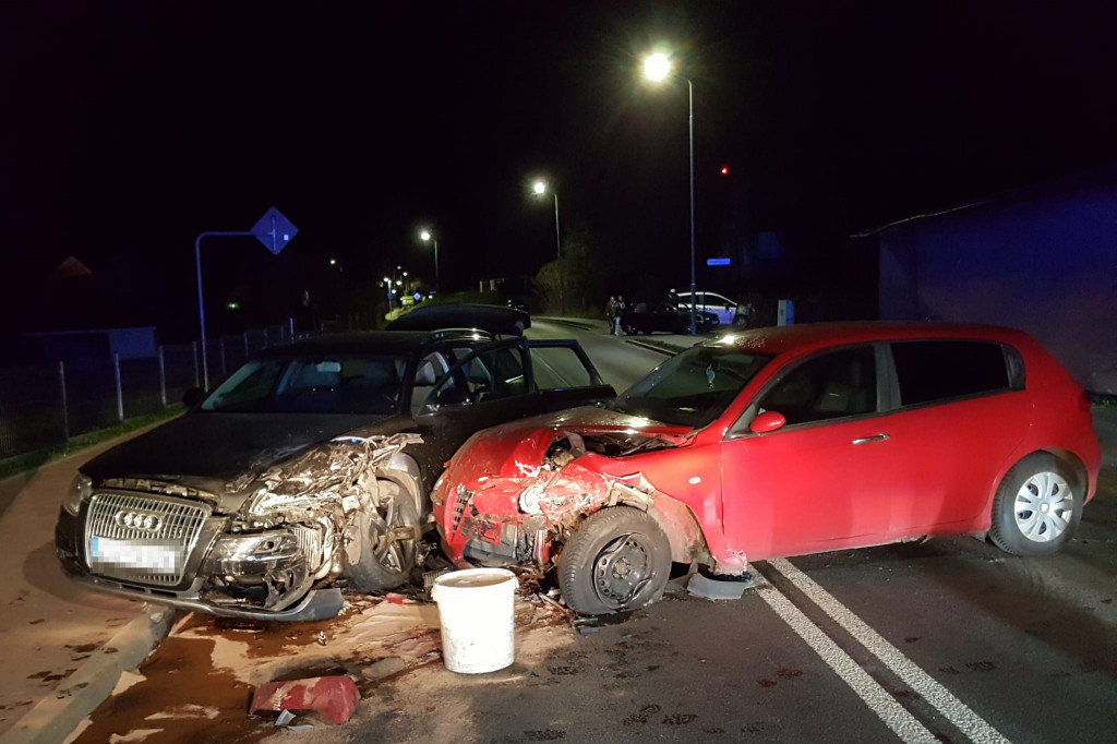 Wypadek na ulicy Trzesieckiej. Zderzenie dwóch samochodów