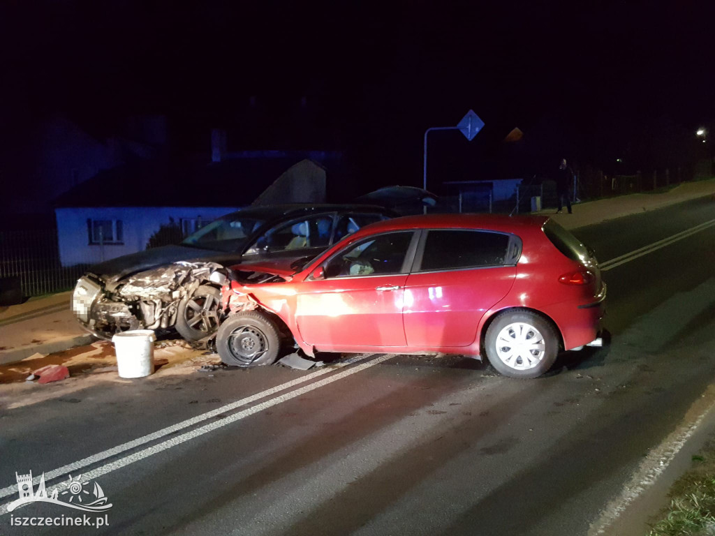 Wypadek na ulicy Trzesieckiej. Zderzenie dwóch samochodów