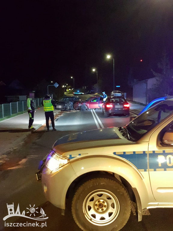 Wypadek na ulicy Trzesieckiej. Zderzenie dwóch samochodów