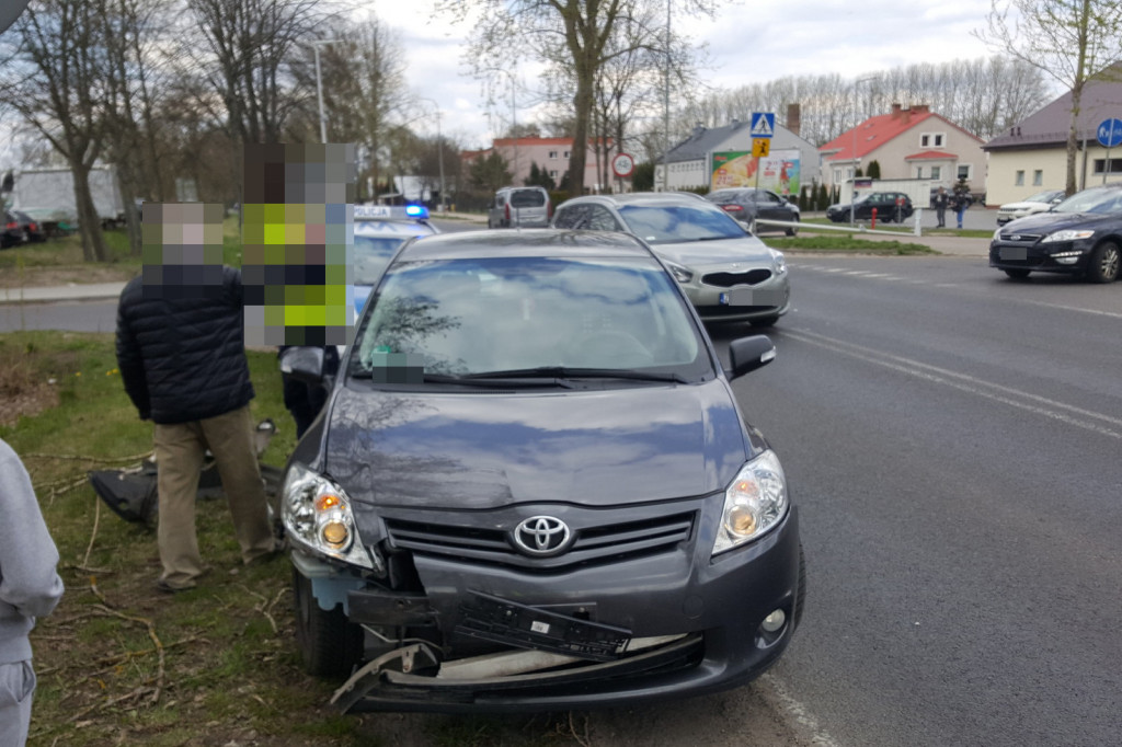 Stłuczka dwóch samochodów na Narutowicza. Ford skosił latarnię