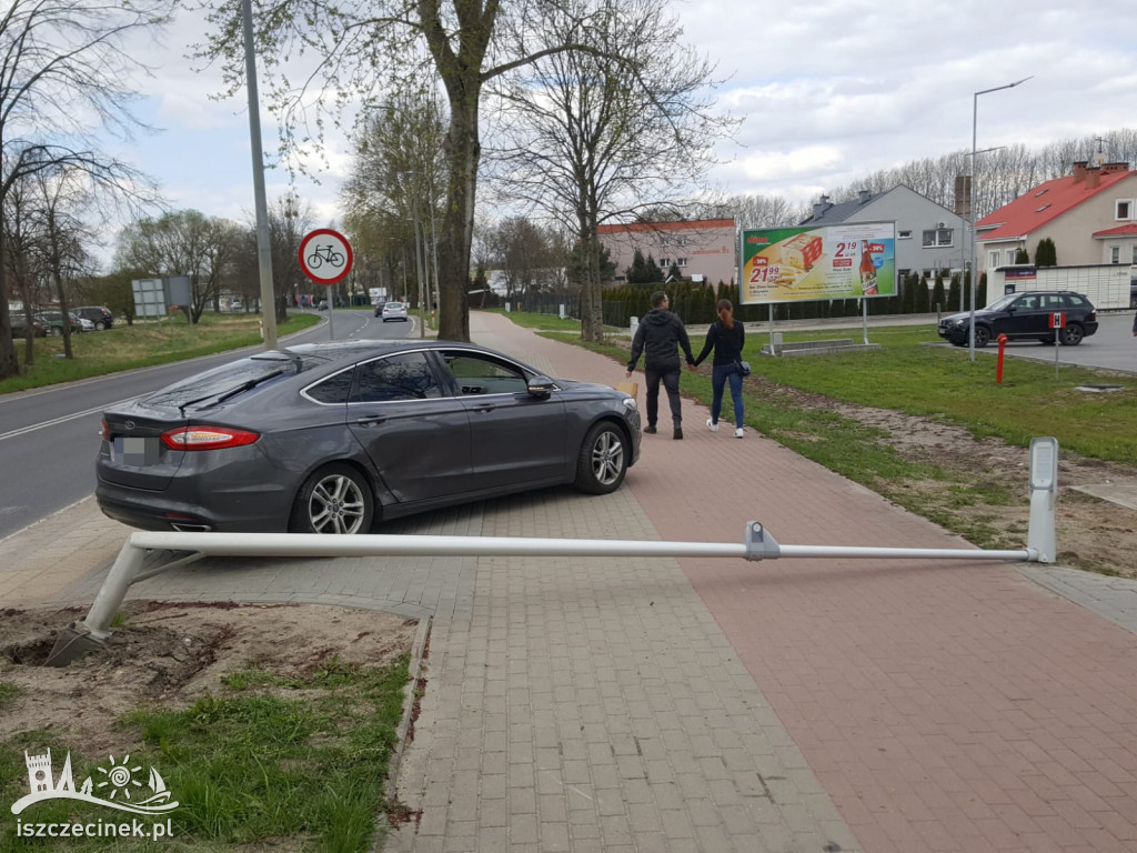 Stłuczka dwóch samochodów na Narutowicza. Ford skosił latarnię