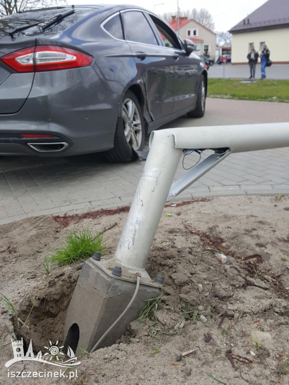 Stłuczka dwóch samochodów na Narutowicza. Ford skosił latarnię