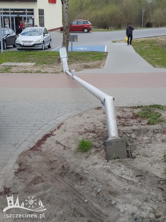 Stłuczka dwóch samochodów na Narutowicza. Ford skosił latarnię