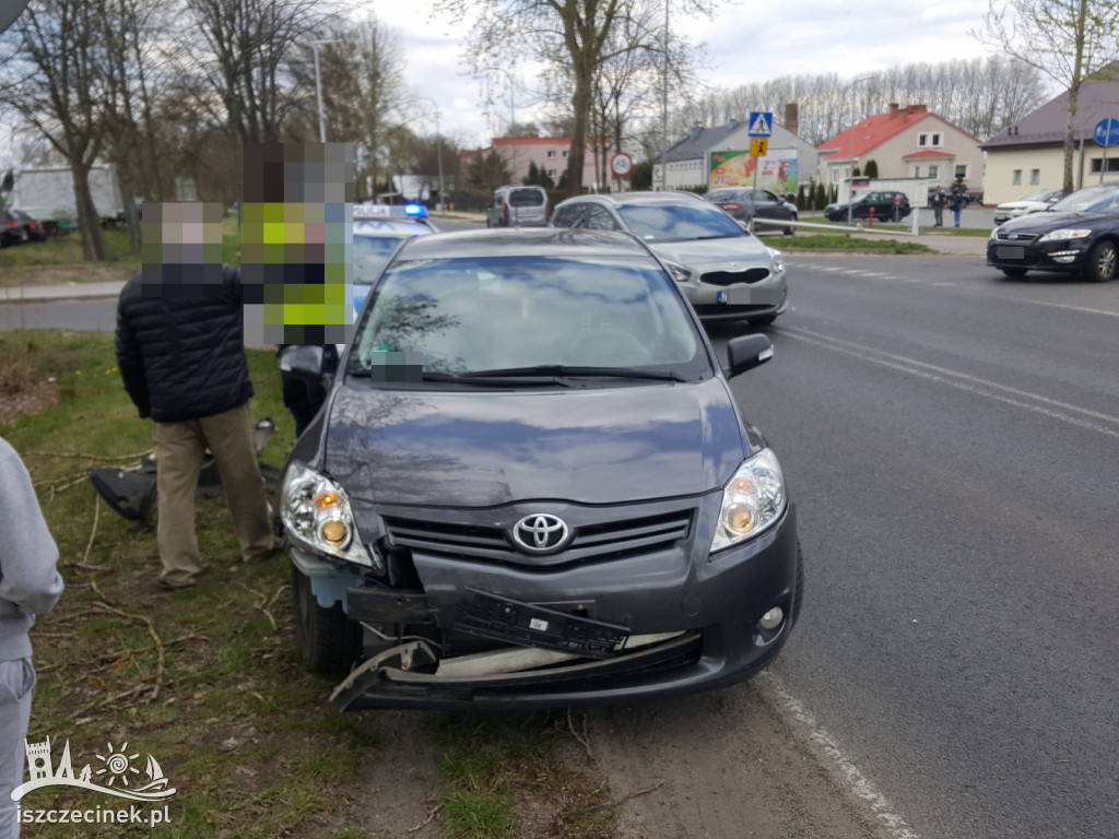 Stłuczka dwóch samochodów na Narutowicza. Ford skosił latarnię