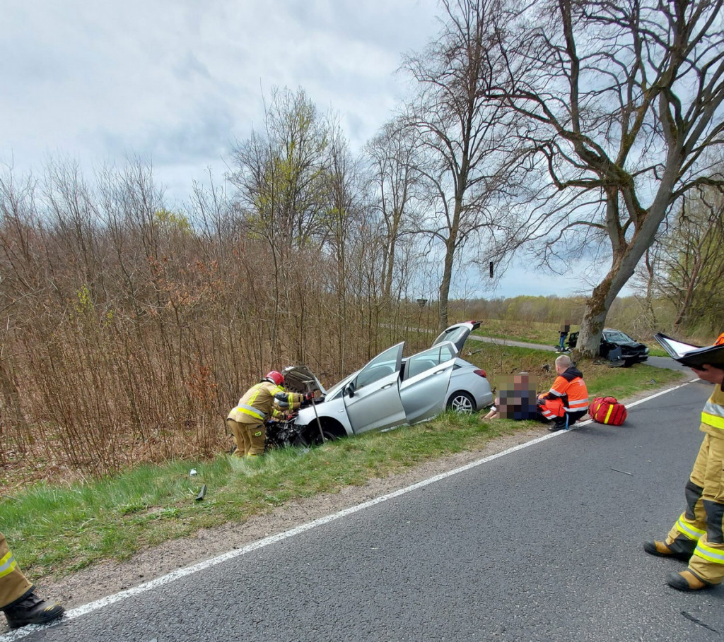Wypadek. Zderzenie dwóch samochodów na drodze wojewódzkiej nr 172