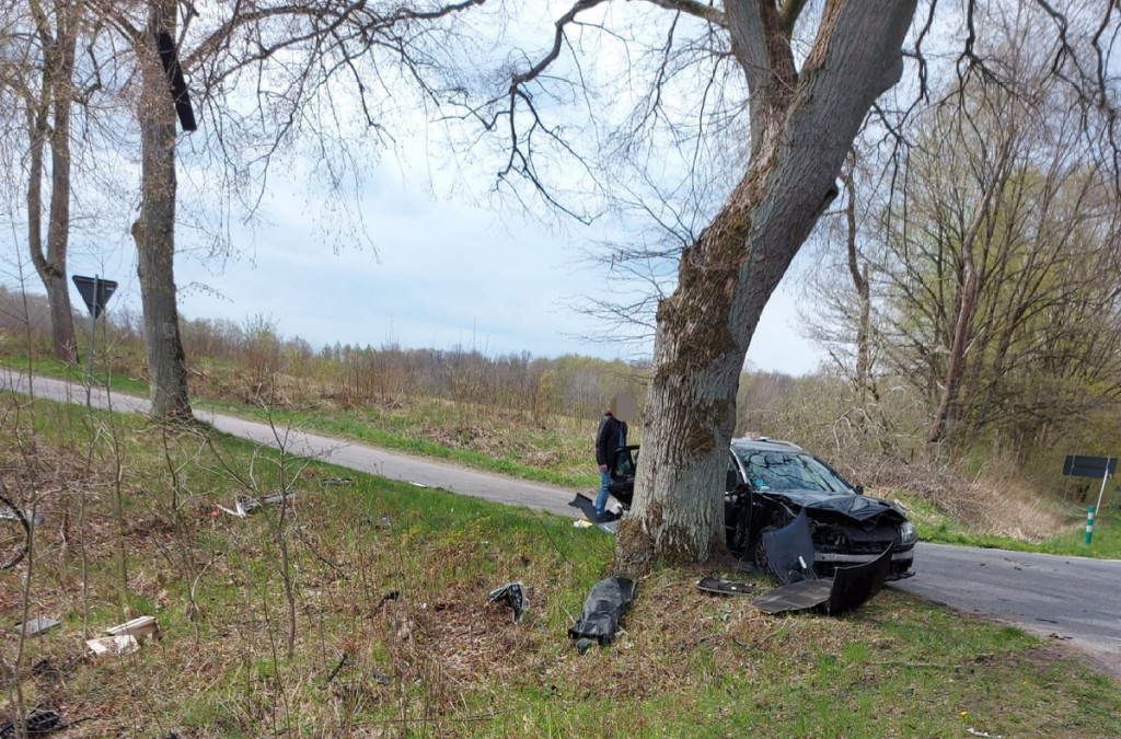 Wypadek. Zderzenie dwóch samochodów na drodze wojewódzkiej nr 172