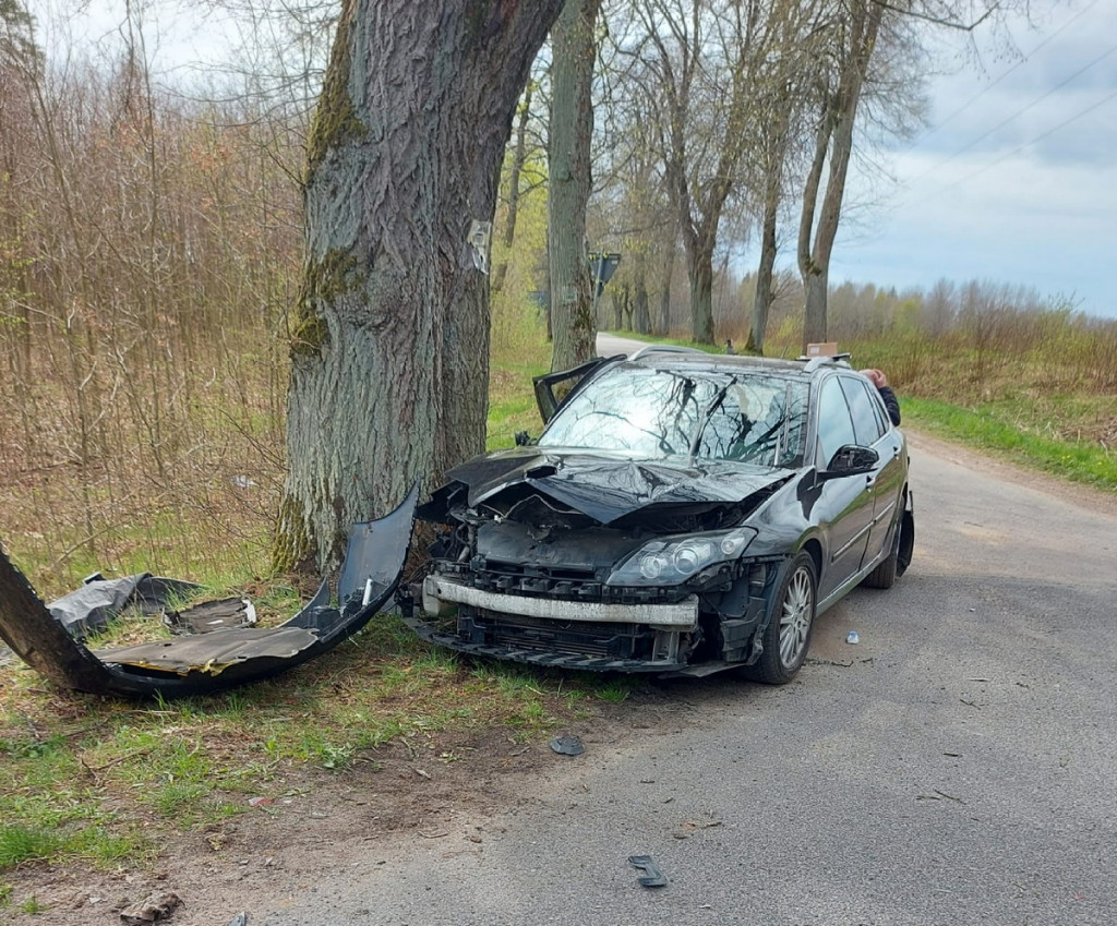 Wypadek. Zderzenie dwóch samochodów na drodze wojewódzkiej nr 172