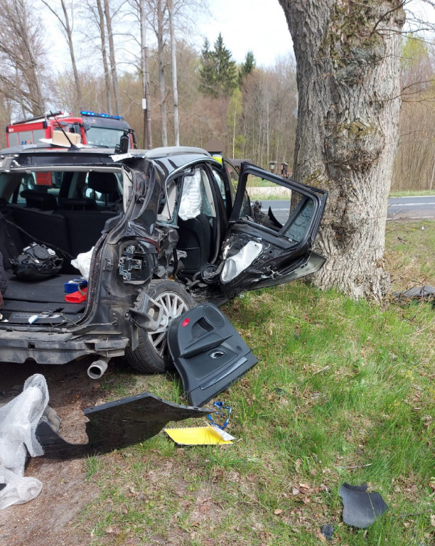 Wypadek. Zderzenie dwóch samochodów na drodze wojewódzkiej nr 172
