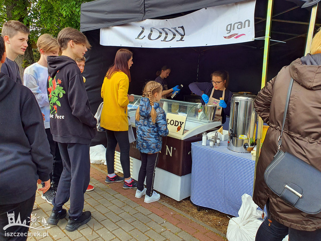 Białoborski „Piknik Miejski” z farmą wiatrową w tle.