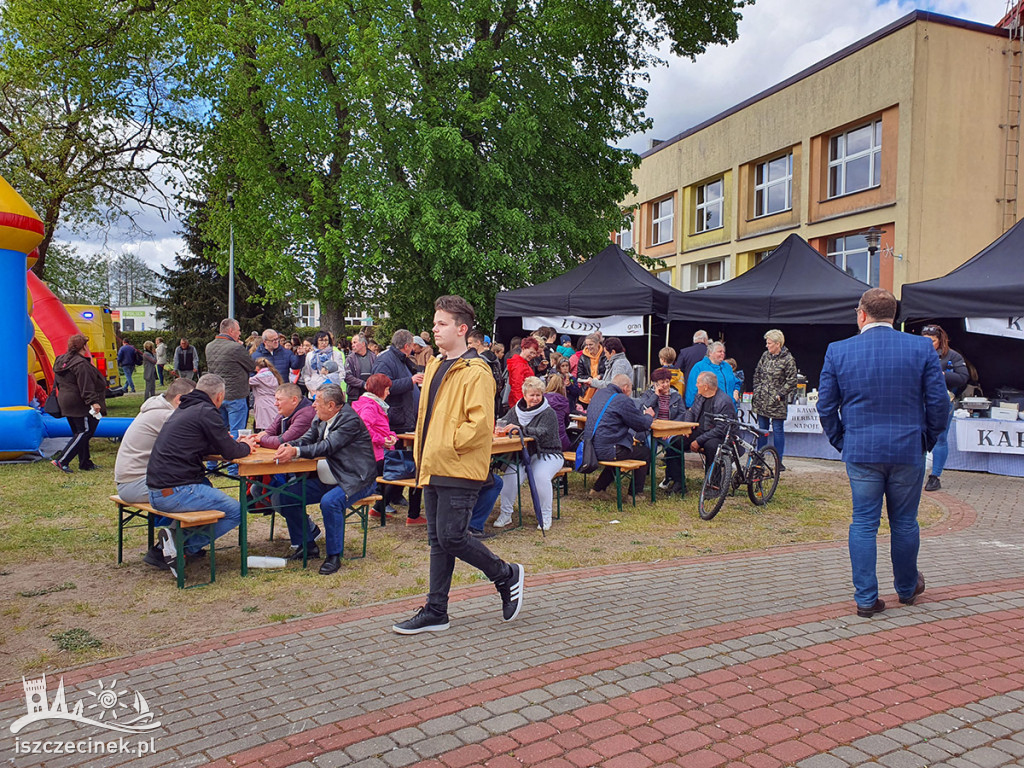 Białoborski „Piknik Miejski” z farmą wiatrową w tle.