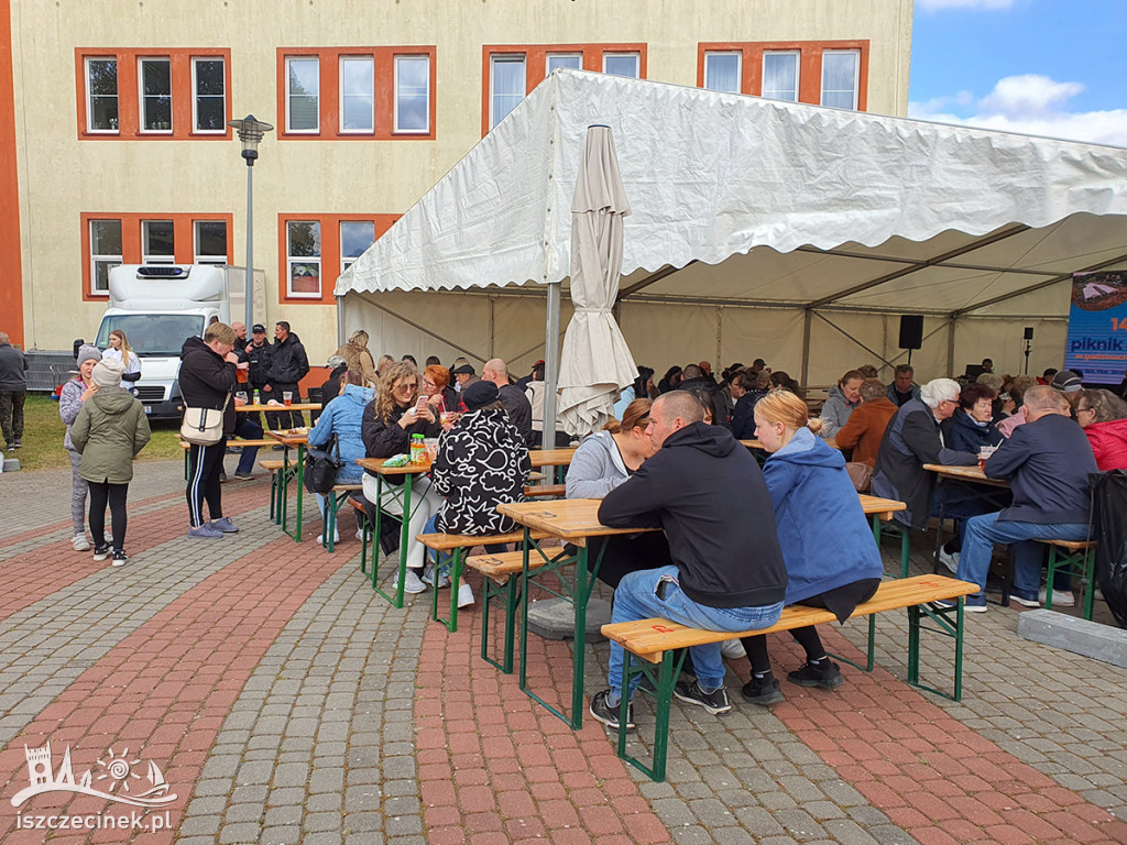 Białoborski „Piknik Miejski” z farmą wiatrową w tle.