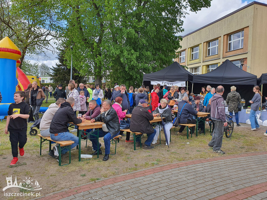 Białoborski „Piknik Miejski” z farmą wiatrową w tle.
