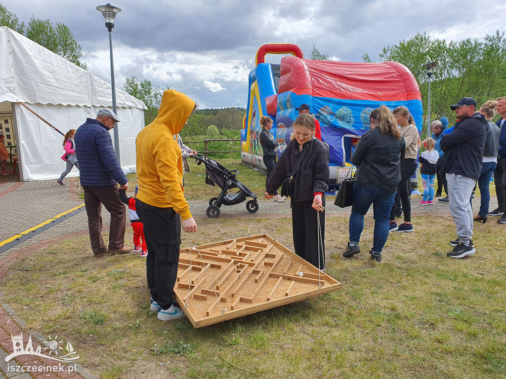 Białoborski „Piknik Miejski” z farmą wiatrową w tle.
