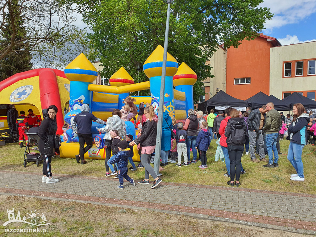 Białoborski „Piknik Miejski” z farmą wiatrową w tle.