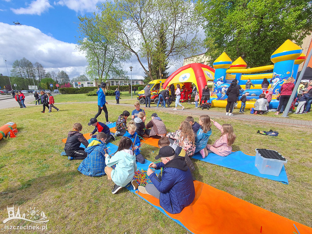 Białoborski „Piknik Miejski” z farmą wiatrową w tle.