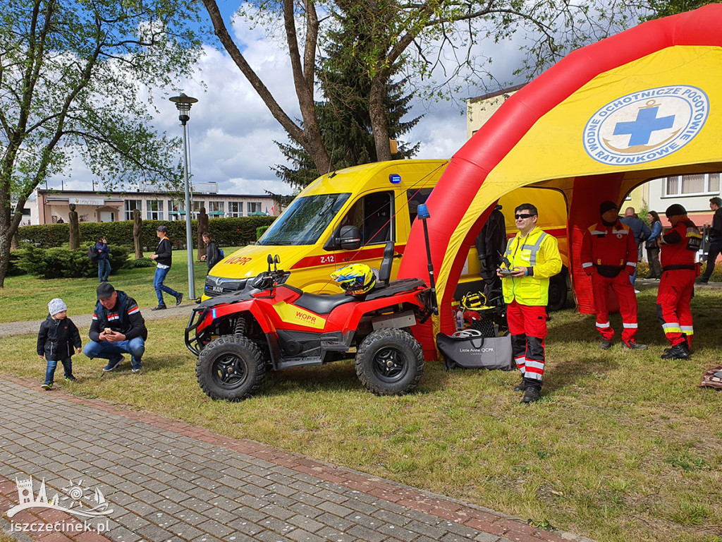 Białoborski „Piknik Miejski” z farmą wiatrową w tle.