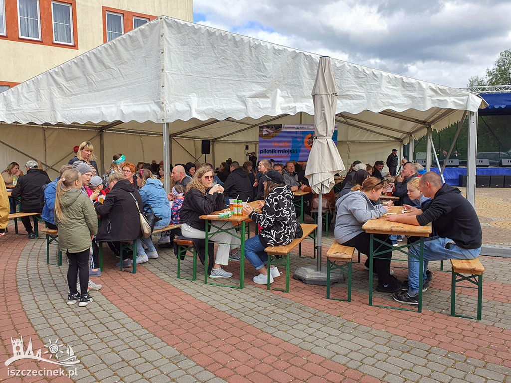 Białoborski „Piknik Miejski” z farmą wiatrową w tle.