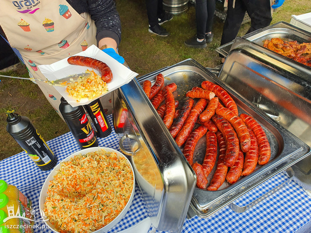 Białoborski „Piknik Miejski” z farmą wiatrową w tle.