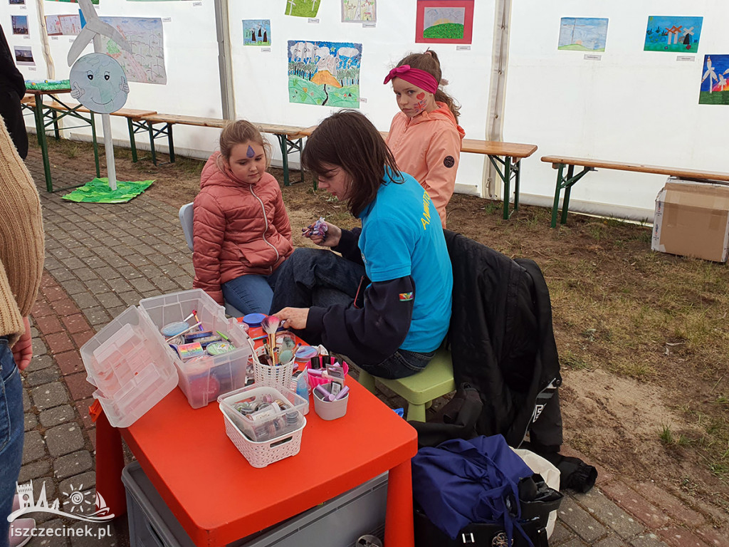 Białoborski „Piknik Miejski” z farmą wiatrową w tle.