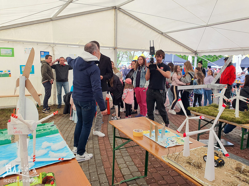 Białoborski „Piknik Miejski” z farmą wiatrową w tle.