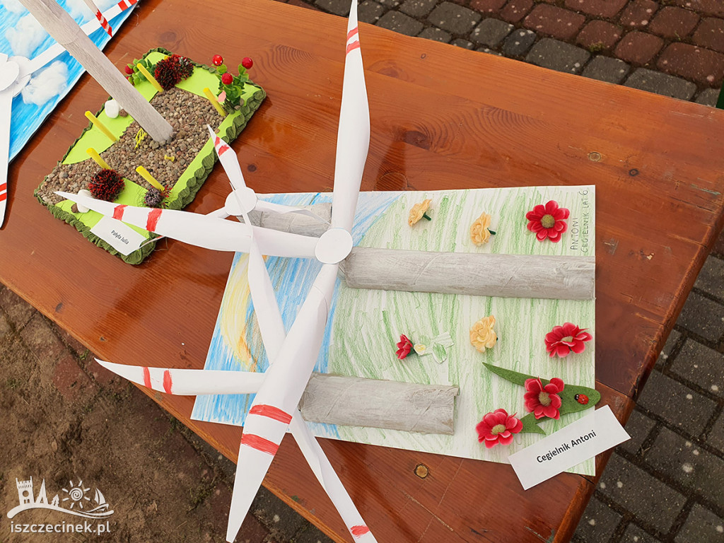 Białoborski „Piknik Miejski” z farmą wiatrową w tle.