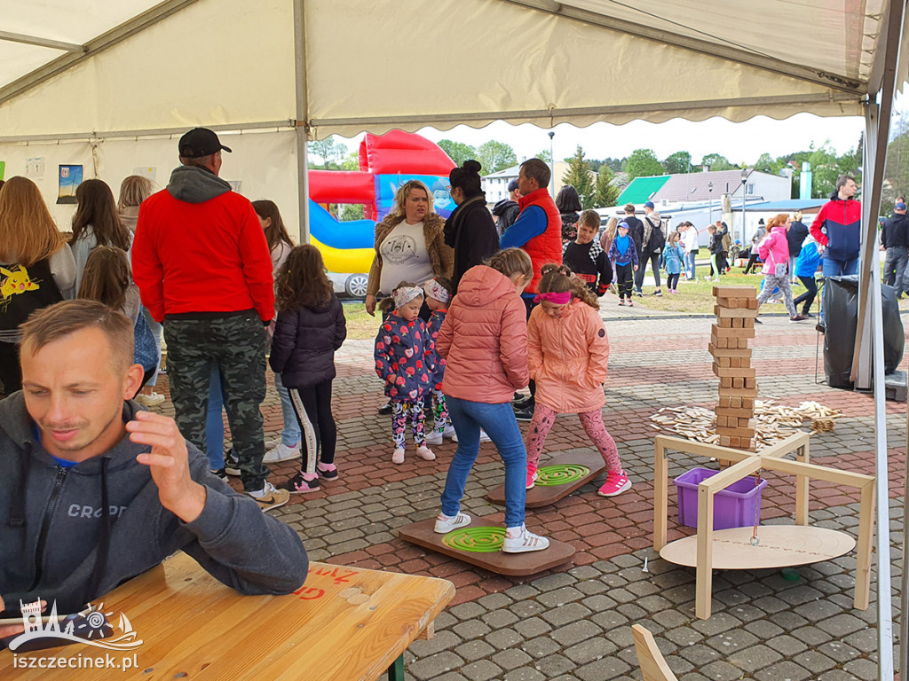 Białoborski „Piknik Miejski” z farmą wiatrową w tle.