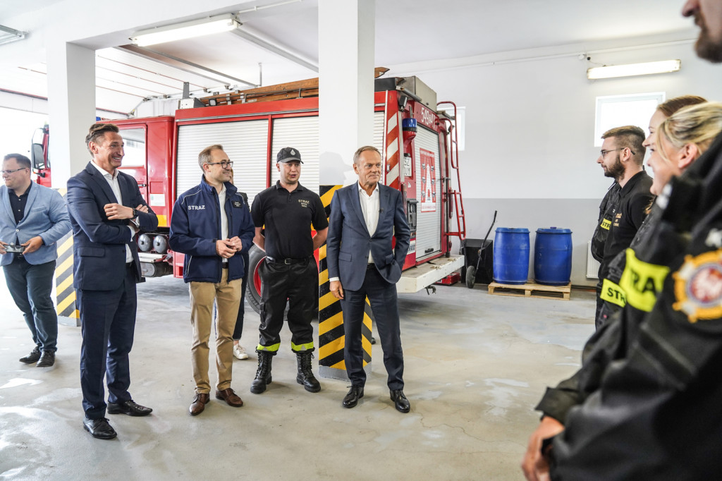 Donald Tusk odwiedził druhów z OSP Grzmiąca ZDJĘCIA