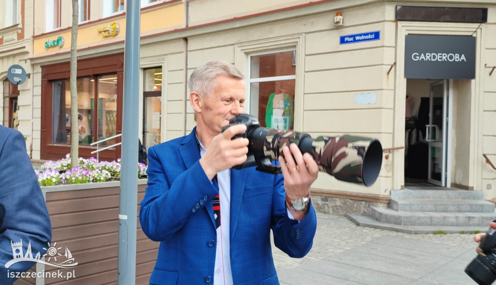 Przyroda w obiektywie Wiesława Burkiewicza. Przed ratuszem stanęła wystawa