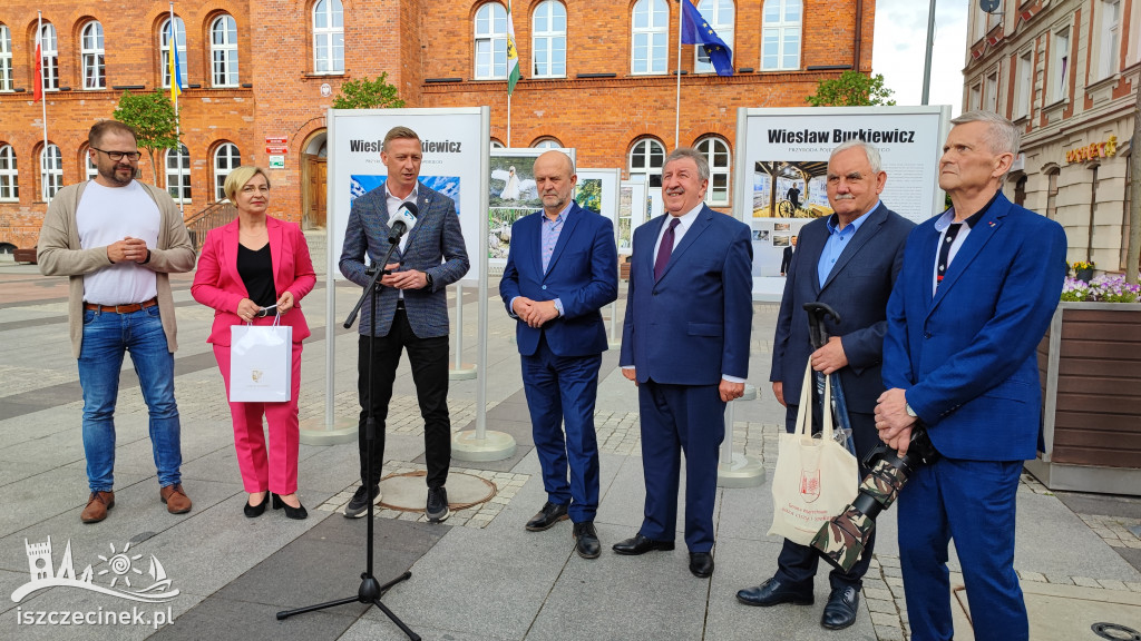 Przyroda w obiektywie Wiesława Burkiewicza. Przed ratuszem stanęła wystawa