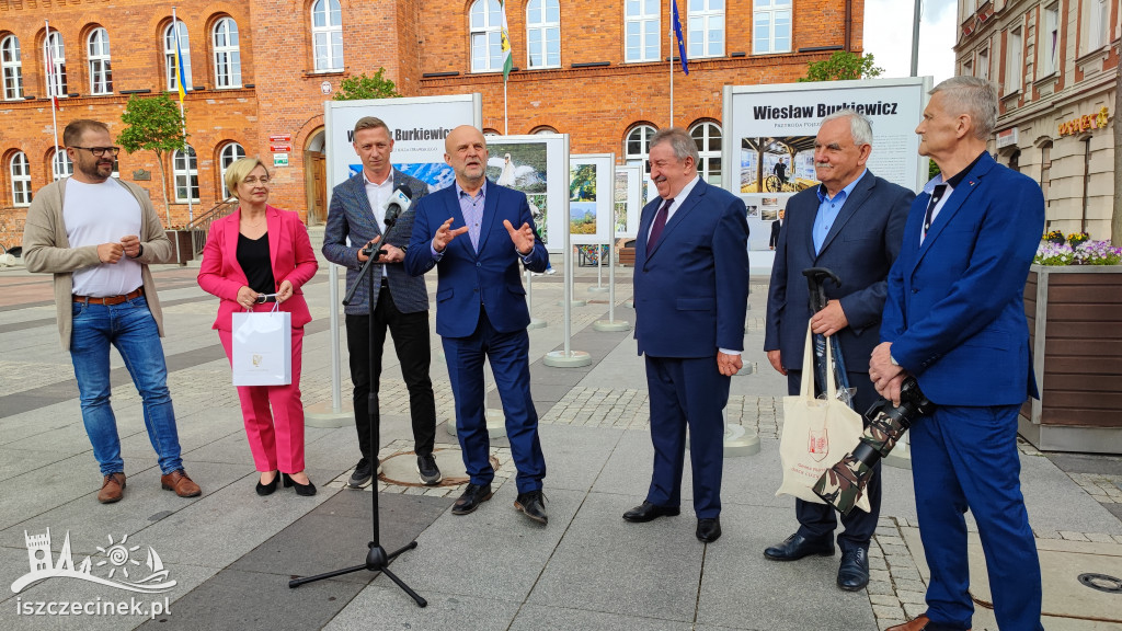 Przyroda w obiektywie Wiesława Burkiewicza. Przed ratuszem stanęła wystawa