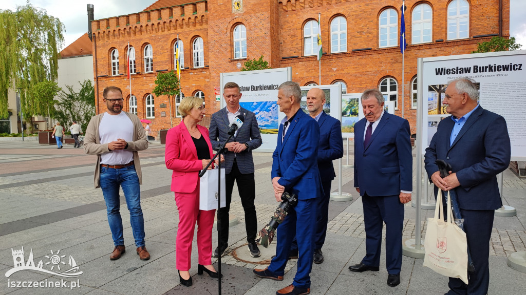 Przyroda w obiektywie Wiesława Burkiewicza. Przed ratuszem stanęła wystawa