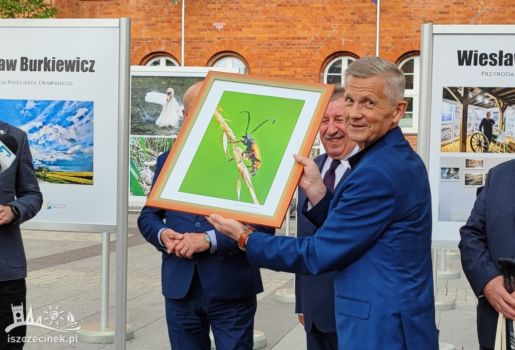 Przyroda w obiektywie Wiesława Burkiewicza. Przed ratuszem stanęła wystawa