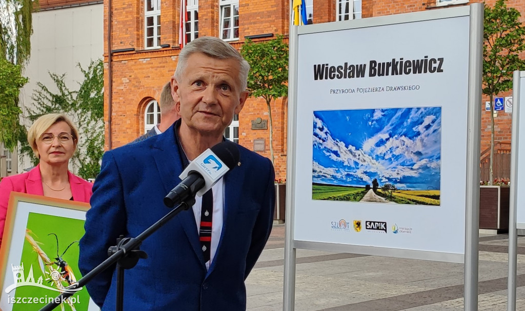 Przyroda w obiektywie Wiesława Burkiewicza. Przed ratuszem stanęła wystawa