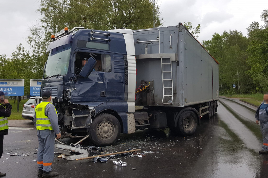Zderzenie dwóch ciężarówek na ulicy Waryńskiego